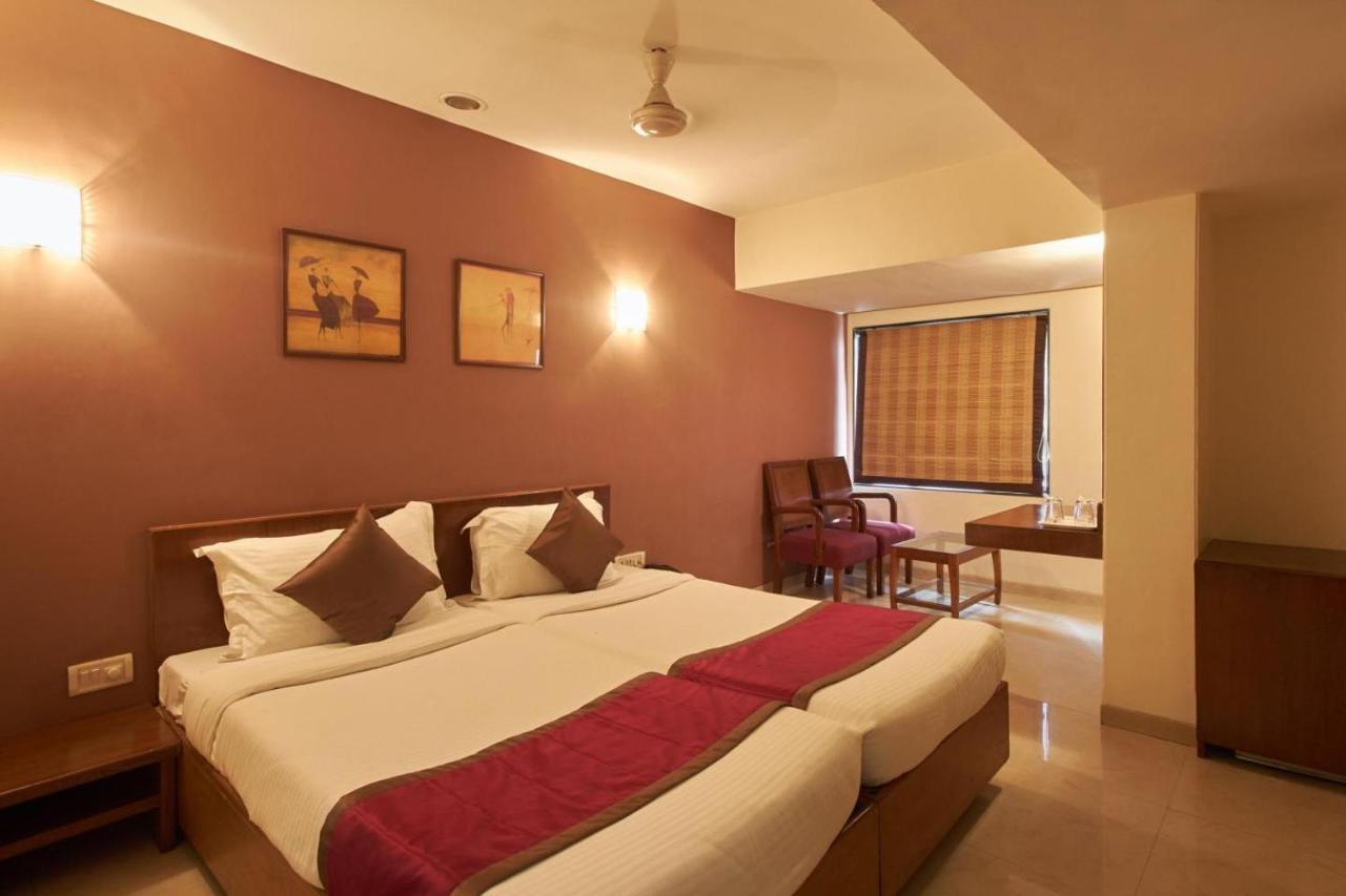 Sukh Hotel Mumbai Bagian luar foto