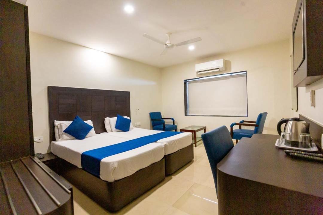 Sukh Hotel Mumbai Bagian luar foto