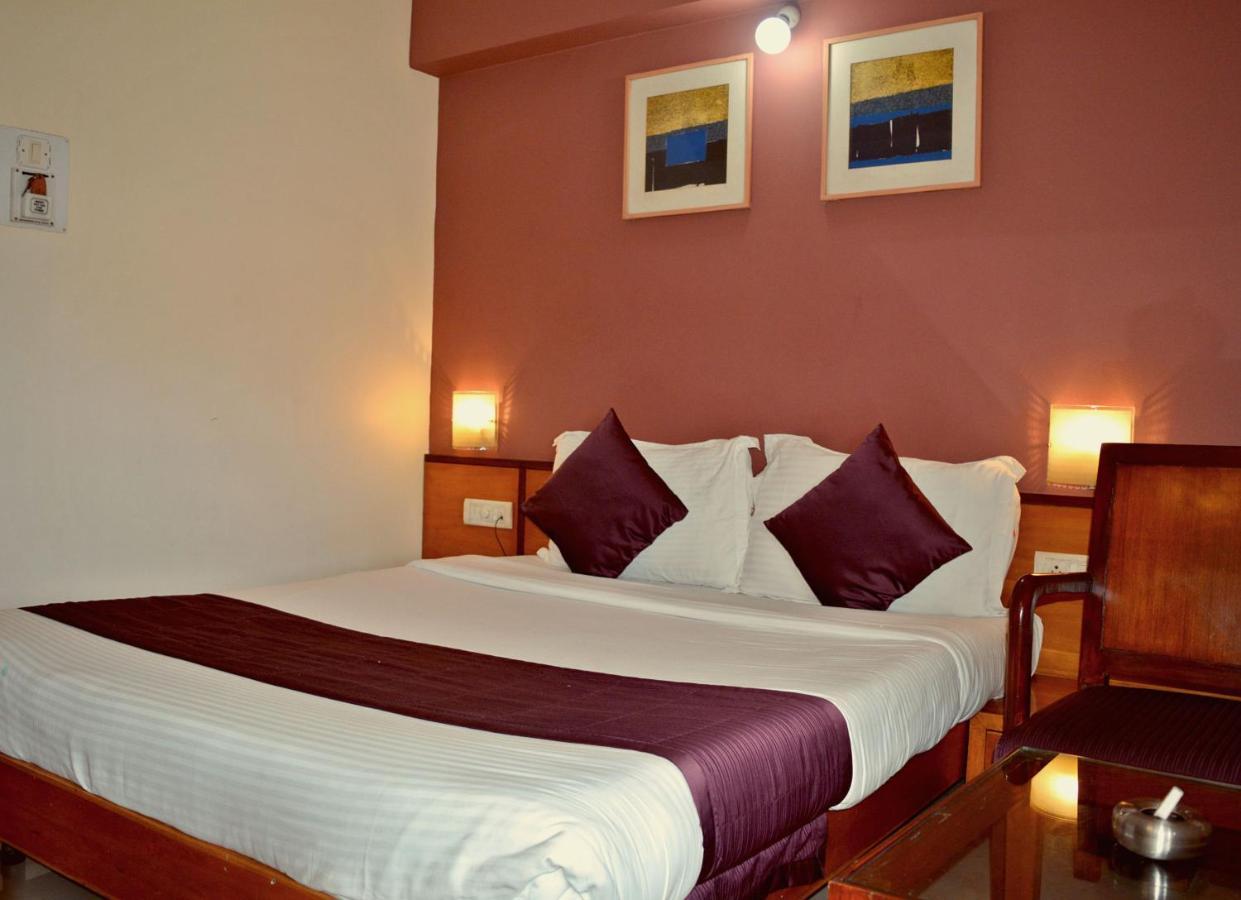 Sukh Hotel Mumbai Bagian luar foto