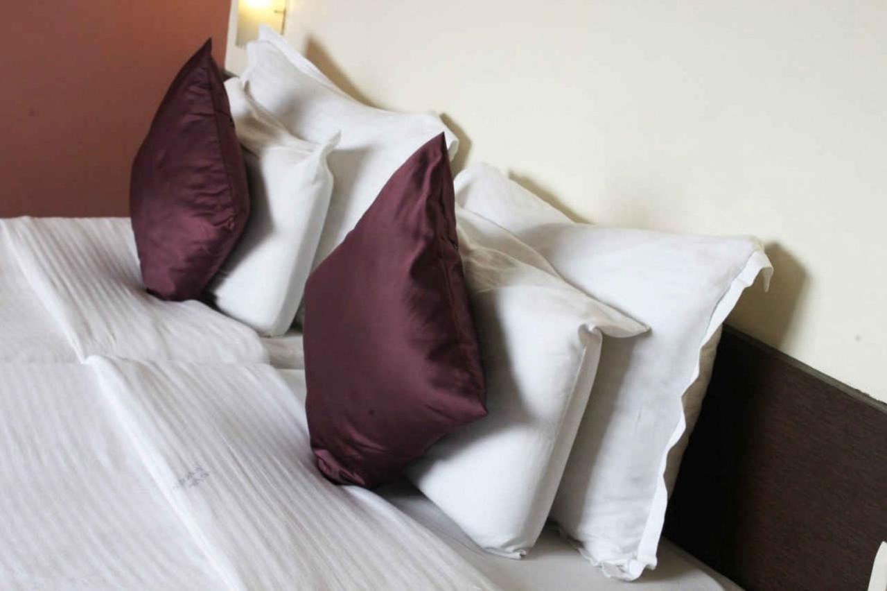 Sukh Hotel Mumbai Bagian luar foto