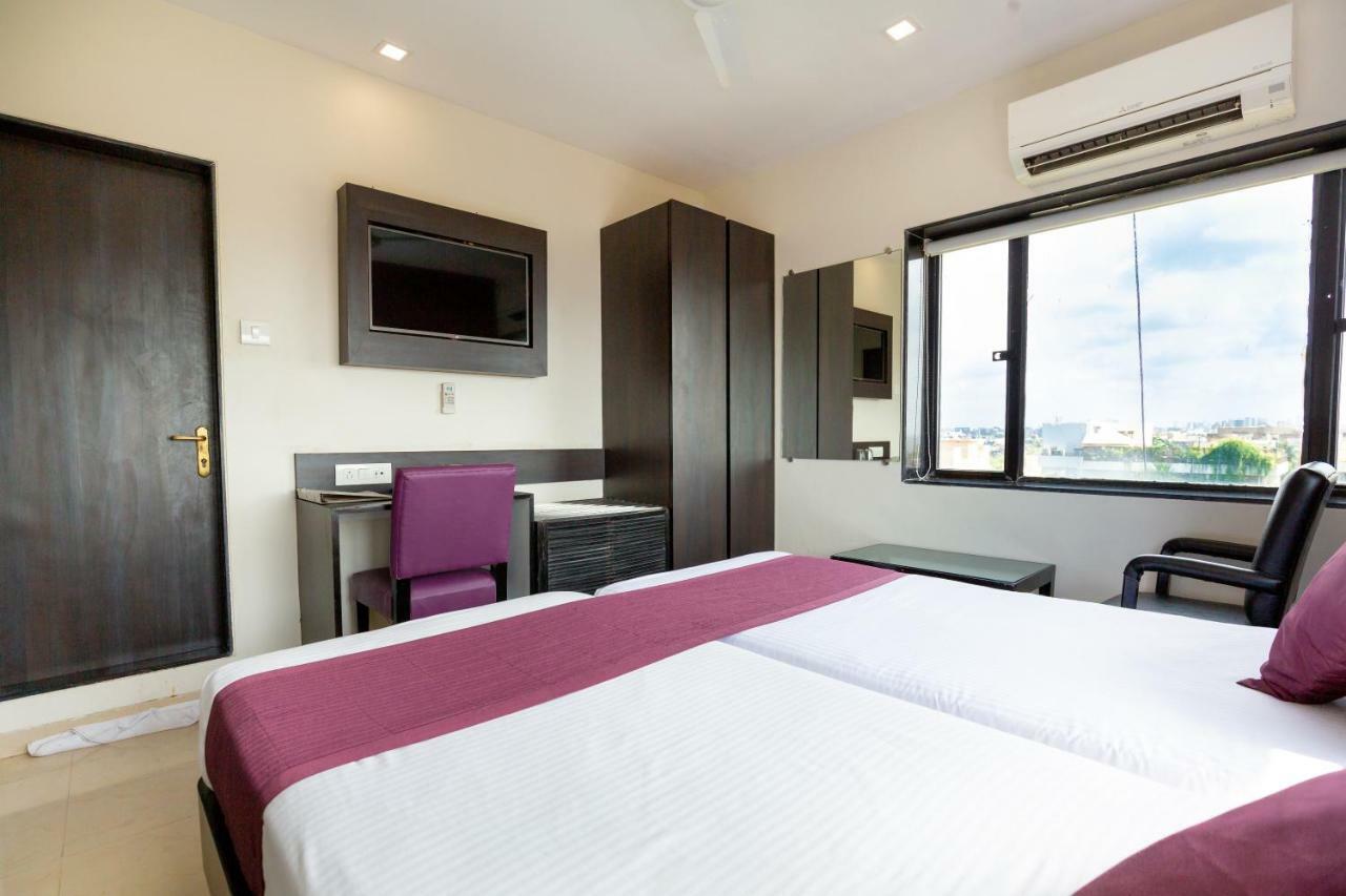 Sukh Hotel Mumbai Bagian luar foto